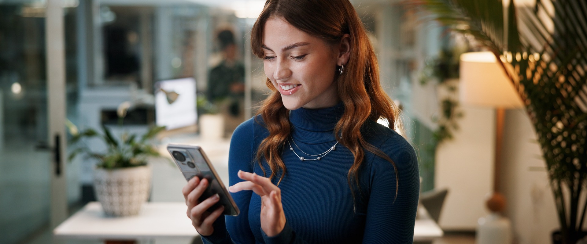 Geschäftsfrau, Handy und Scroll im Büro bei Nacht für Kommunikation, Kontakt oder Firmen-E-Mail-Zugang. Weibliche Angestellte, Technologie und glücklich mit Feedback, Social Media Ziel und Deadline