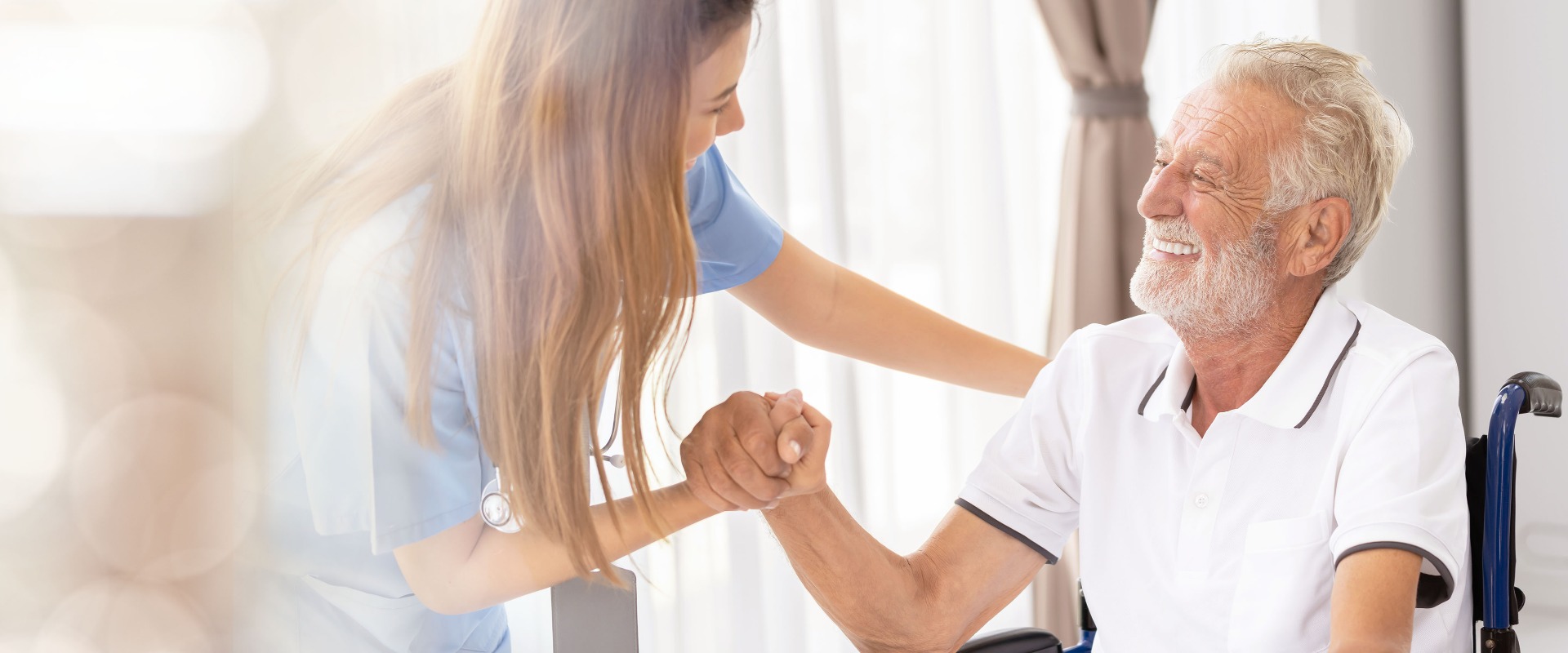 Ein Mann wird von einer privaten asiatischen Krankenschwester zu Hause gepflegt