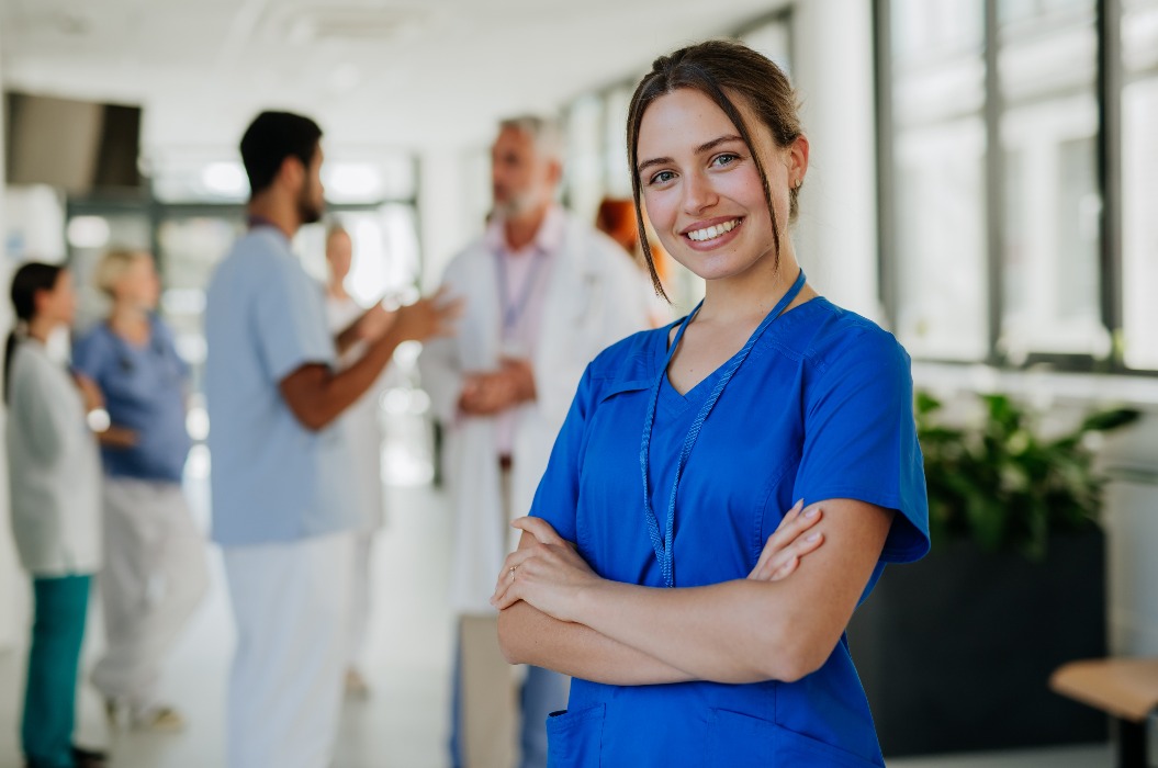 Porträt einer jungen Krankenschwester auf dem Krankenhausflur.