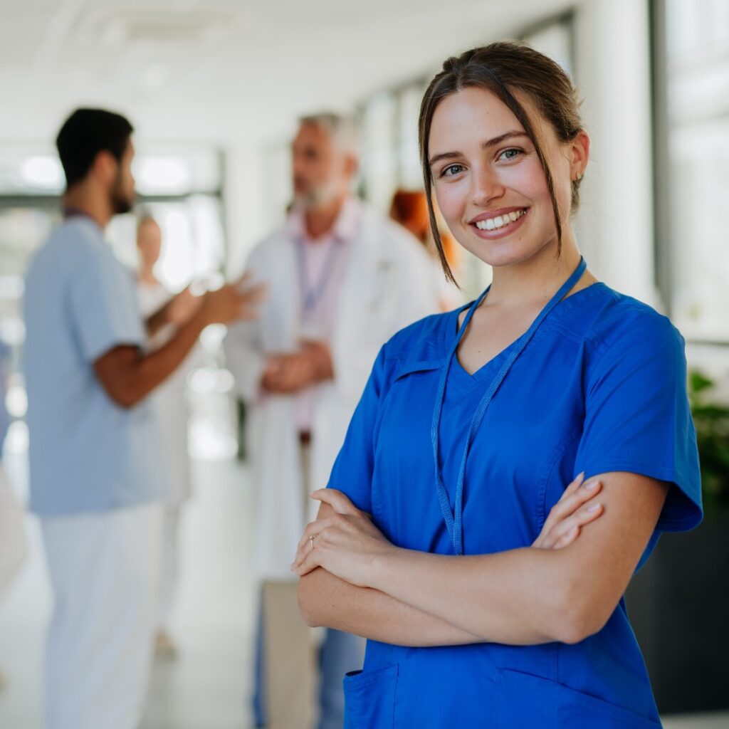 Porträt einer jungen Krankenschwester auf dem Krankenhausflur.